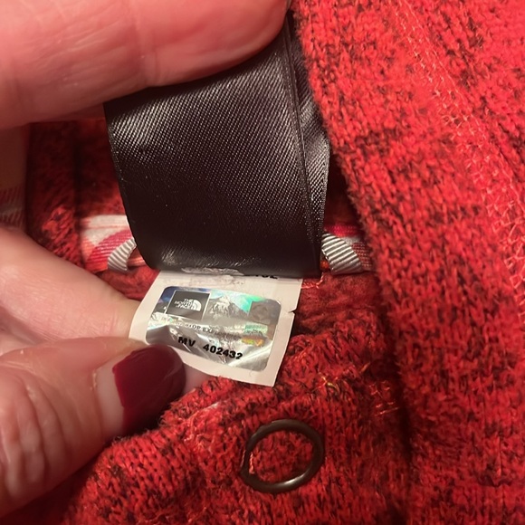Like new The North Face pullover hoodie - Picture 10 of 16